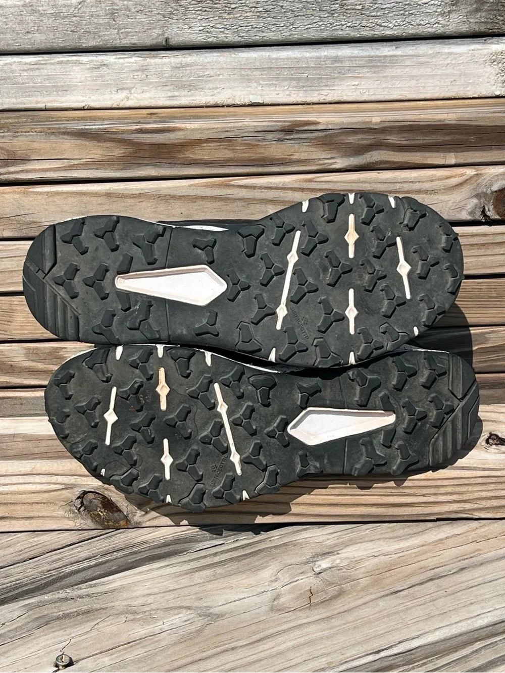 •The North Face 9.5 Victiv Taraval Trail Sneaker! EUC!
